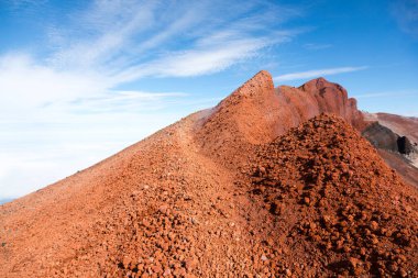 Avachinsky volkanı, Kamçatka yarımadası, Rusya. Petropavlovsk-Kamçatsky şehrinin kuzeyinde, Avacha ve Nalychev nehirlerinin kesiştiği yerde aktif bir volkan..