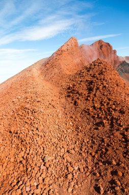 Avachinsky volkanı, Kamçatka yarımadası, Rusya. Petropavlovsk-Kamçatsky şehrinin kuzeyinde, Avacha ve Nalychev nehirlerinin kesiştiği yerde aktif bir volkan..