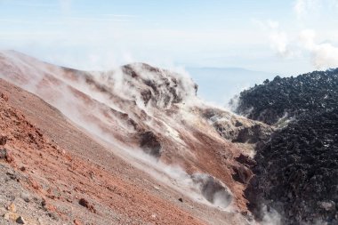 Avachinsky volkanı, Kamçatka yarımadası, Rusya. Petropavlovsk-Kamçatsky şehrinin kuzeyinde, Avacha ve Nalychev nehirlerinin kesiştiği yerde aktif bir volkan..