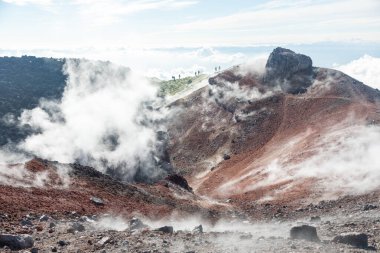 Avachinsky volkanı, Kamçatka yarımadası, Rusya. Petropavlovsk-Kamçatsky şehrinin kuzeyinde, Avacha ve Nalychev nehirlerinin kesiştiği yerde aktif bir volkan..