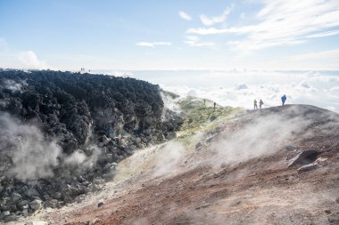 Avachinsky volkanı, Kamçatka yarımadası, Rusya. Petropavlovsk-Kamçatsky şehrinin kuzeyinde, Avacha ve Nalychev nehirlerinin kesiştiği yerde aktif bir volkan..