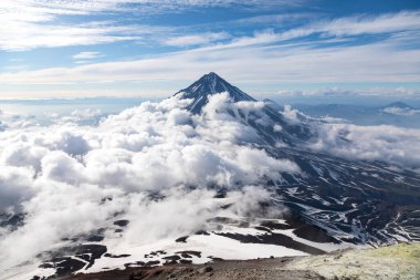 Koryaksky volkanı, Kamçatka yarımadası, Rusya. Petropavlovsk-Kamchatsky şehrinin 35 km kuzeyinde aktif bir volkan. Mutlak yükseklik deniz seviyesinden 3430 metre yüksekliktedir..