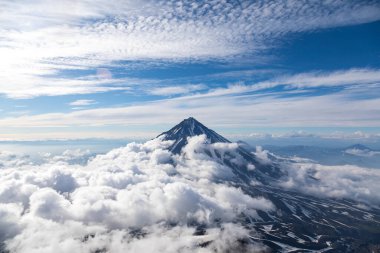 Koryaksky volkanı, Kamçatka yarımadası, Rusya. Petropavlovsk-Kamchatsky şehrinin 35 km kuzeyinde aktif bir volkan. Mutlak yükseklik deniz seviyesinden 3430 metre yüksekliktedir..