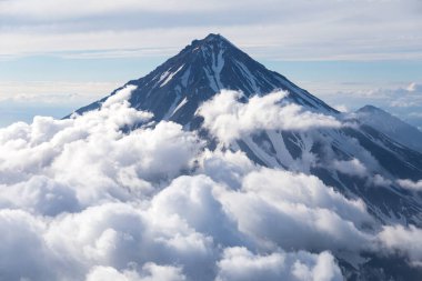 Koryaksky volkanı, Kamçatka yarımadası, Rusya. Petropavlovsk-Kamchatsky şehrinin 35 km kuzeyinde aktif bir volkan. Mutlak yükseklik deniz seviyesinden 3430 metre yüksekliktedir..