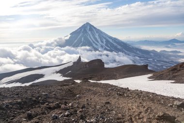 Koryaksky volkanı, Kamçatka yarımadası, Rusya. Petropavlovsk-Kamchatsky şehrinin 35 km kuzeyinde aktif bir volkan. Mutlak yükseklik deniz seviyesinden 3430 metre yüksekliktedir..
