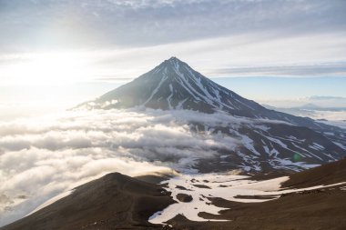 Koryaksky volkanı, Kamçatka yarımadası, Rusya. Petropavlovsk-Kamchatsky şehrinin 35 km kuzeyinde aktif bir volkan. Mutlak yükseklik deniz seviyesinden 3430 metre yüksekliktedir..