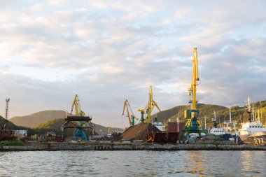 AVACHA BAY, KAMCHATKA PENINSULA, RUSSIA - 10 AĞUSTOS 2018: Gezegendeki en büyük hangarlardan biri, dünyadaki herhangi bir gemiyi alabilecek kapasitede..