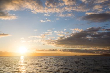 Avacha Körfezi, Kamçatka Yarımadası, Rusya üzerinde gökyüzünde altın gün batımı.
