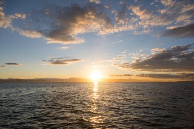 Avacha Körfezi, Kamçatka Yarımadası, Rusya üzerinde gökyüzünde altın gün batımı.