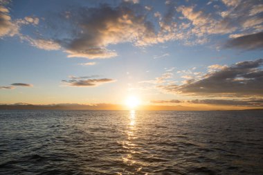 Avacha Körfezi, Kamçatka Yarımadası, Rusya üzerinde gökyüzünde altın gün batımı.
