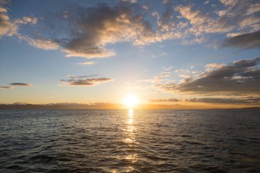 Avacha Körfezi, Kamçatka Yarımadası, Rusya üzerinde gökyüzünde altın gün batımı.