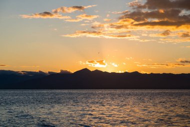 Avacha Körfezi, Kamçatka Yarımadası, Rusya üzerinde gökyüzünde altın gün batımı.