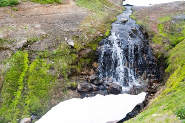 Küçük Gayzerler Vadisi, Kamçatka Yarımadası, Rusya. Bu eşsiz aktif fümerol alanı, sıcak gazlar soğuk bir akarsuyun içinden geçer, onu ısıtır ve fışkıran bir etki yaratır..
