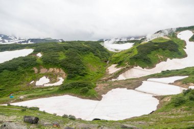 Küçük Gayzerler Vadisi, Kamçatka Yarımadası, Rusya. Bu eşsiz aktif fümerol alanı, sıcak gazlar soğuk bir akarsuyun içinden geçer, onu ısıtır ve fışkıran bir etki yaratır..