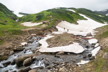 Küçük Gayzerler Vadisi, Kamçatka Yarımadası, Rusya. Bu eşsiz aktif fümerol alanı, sıcak gazlar soğuk bir akarsuyun içinden geçer, onu ısıtır ve fışkıran bir etki yaratır..