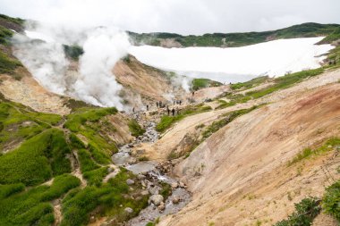 Küçük Gayzerler Vadisi, Kamçatka Yarımadası, Rusya. Bu eşsiz aktif fümerol alanı, sıcak gazlar soğuk bir akarsuyun içinden geçer, onu ısıtır ve fışkıran bir etki yaratır..