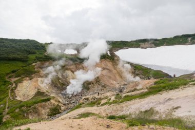 Küçük Gayzerler Vadisi, Kamçatka Yarımadası, Rusya. Bu eşsiz aktif fümerol alanı, sıcak gazlar soğuk bir akarsuyun içinden geçer, onu ısıtır ve fışkıran bir etki yaratır..