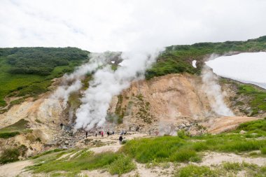 Küçük Gayzerler Vadisi, Kamçatka Yarımadası, Rusya. Bu eşsiz aktif fümerol alanı, sıcak gazlar soğuk bir akarsuyun içinden geçer, onu ısıtır ve fışkıran bir etki yaratır..