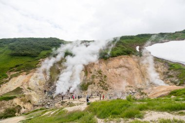 Küçük Gayzerler Vadisi, Kamçatka Yarımadası, Rusya. Bu eşsiz aktif fümerol alanı, sıcak gazlar soğuk bir akarsuyun içinden geçer, onu ısıtır ve fışkıran bir etki yaratır..