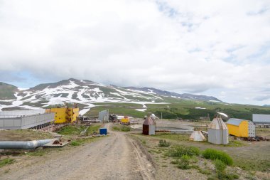 Mutnovskaya Jeotermal Santrali, Kamçatka Yarımadası, Rusya - 11 Ağustos 2018: İstasyon Mutnovskaya Tepesi 'nin yaklaşık 800 metre kuzeydoğusunda yer almaktadır..