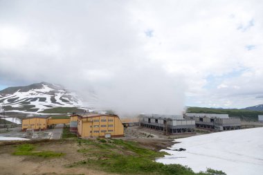 Mutnovskaya Jeotermal Santrali, Kamçatka Yarımadası, Rusya - 11 Ağustos 2018: İstasyon Mutnovskaya Tepesi 'nin yaklaşık 800 metre kuzeydoğusunda yer almaktadır..