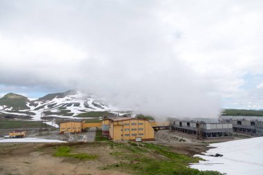 Mutnovskaya Jeotermal Santrali, Kamçatka Yarımadası, Rusya - 11 Ağustos 2018: İstasyon Mutnovskaya Tepesi 'nin yaklaşık 800 metre kuzeydoğusunda yer almaktadır..