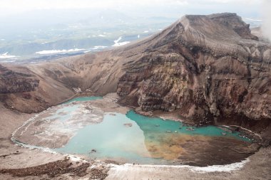 Gorely Volkanı, Kamçatka Yarımadası, Rusya. Kamçatka 'nın güneyinde aktif bir volkan. 11 koni ve yaklaşık 30 kraterden oluşur. Bazı kraterler asitle ya da tatlı suyla doludur..