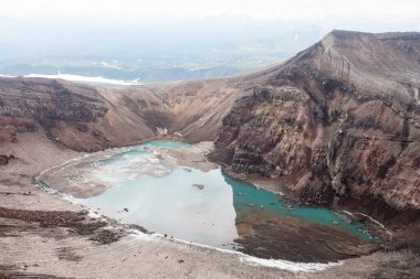 Gorely Volkanı, Kamçatka Yarımadası, Rusya. Kamçatka 'nın güneyinde aktif bir volkan. 11 koni ve yaklaşık 30 kraterden oluşur. Bazı kraterler asitle ya da tatlı suyla doludur..