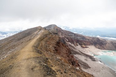 Gorely Volkanı, Kamçatka Yarımadası, Rusya. Kamçatka 'nın güneyinde aktif bir volkan. 11 koni ve yaklaşık 30 kraterden oluşur. Bazı kraterler asitle ya da tatlı suyla doludur..