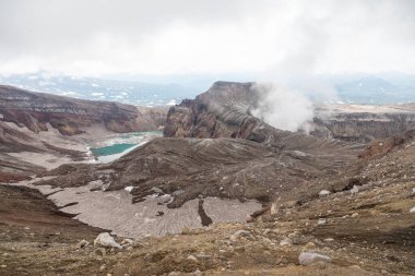 Gorely Volkanı, Kamçatka Yarımadası, Rusya. Kamçatka 'nın güneyinde aktif bir volkan. 11 koni ve yaklaşık 30 kraterden oluşur. Bazı kraterler asitle ya da tatlı suyla doludur..