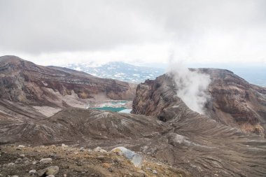 Gorely Volkanı, Kamçatka Yarımadası, Rusya. Kamçatka 'nın güneyinde aktif bir volkan. 11 koni ve yaklaşık 30 kraterden oluşur. Bazı kraterler asitle ya da tatlı suyla doludur..