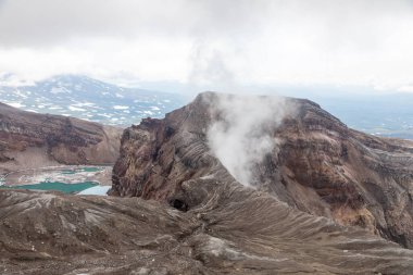 Gorely Volkanı, Kamçatka Yarımadası, Rusya. Kamçatka 'nın güneyinde aktif bir volkan. 11 koni ve yaklaşık 30 kraterden oluşur. Bazı kraterler asitle ya da tatlı suyla doludur..