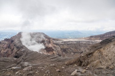 Gorely Volkanı, Kamçatka Yarımadası, Rusya. Kamçatka 'nın güneyinde aktif bir volkan. 11 koni ve yaklaşık 30 kraterden oluşur. Bazı kraterler asitle ya da tatlı suyla doludur..