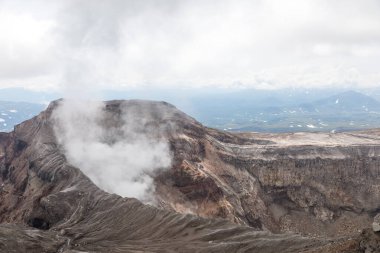 Gorely Volkanı, Kamçatka Yarımadası, Rusya. Kamçatka 'nın güneyinde aktif bir volkan. 11 koni ve yaklaşık 30 kraterden oluşur. Bazı kraterler asitle ya da tatlı suyla doludur..