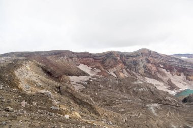 Gorely Volkanı, Kamçatka Yarımadası, Rusya. Kamçatka 'nın güneyinde aktif bir volkan. 11 koni ve yaklaşık 30 kraterden oluşur. Bazı kraterler asitle ya da tatlı suyla doludur..