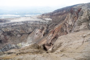 Gorely Volkanı, Kamçatka Yarımadası, Rusya. Kamçatka 'nın güneyinde aktif bir volkan. 11 koni ve yaklaşık 30 kraterden oluşur. Bazı kraterler asitle ya da tatlı suyla doludur..