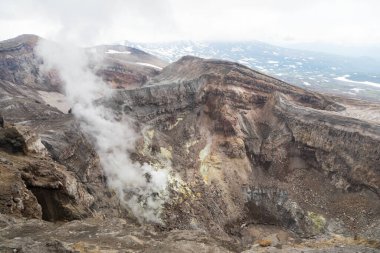 Gorely Volkanı, Kamçatka Yarımadası, Rusya. Kamçatka 'nın güneyinde aktif bir volkan. 11 koni ve yaklaşık 30 kraterden oluşur. Bazı kraterler asitle ya da tatlı suyla doludur..