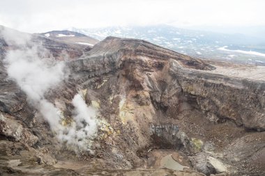 Gorely Volkanı, Kamçatka Yarımadası, Rusya. Kamçatka 'nın güneyinde aktif bir volkan. 11 koni ve yaklaşık 30 kraterden oluşur. Bazı kraterler asitle ya da tatlı suyla doludur..