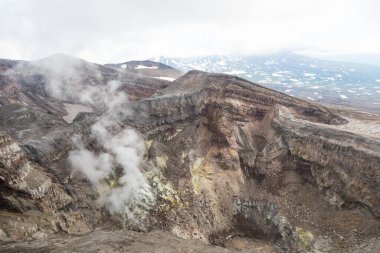 Gorely Volkanı, Kamçatka Yarımadası, Rusya. Kamçatka 'nın güneyinde aktif bir volkan. 11 koni ve yaklaşık 30 kraterden oluşur. Bazı kraterler asitle ya da tatlı suyla doludur..