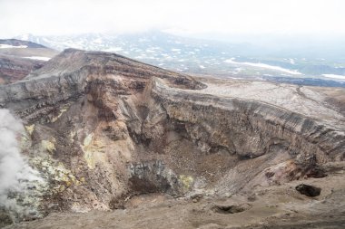 Gorely Volkanı, Kamçatka Yarımadası, Rusya. Kamçatka 'nın güneyinde aktif bir volkan. 11 koni ve yaklaşık 30 kraterden oluşur. Bazı kraterler asitle ya da tatlı suyla doludur..
