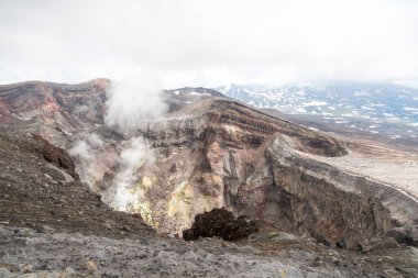 Gorely Volkanı, Kamçatka Yarımadası, Rusya. Kamçatka 'nın güneyinde aktif bir volkan. 11 koni ve yaklaşık 30 kraterden oluşur. Bazı kraterler asitle ya da tatlı suyla doludur..
