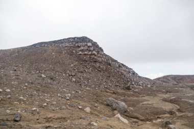 Gorely Volkanı, Kamçatka Yarımadası, Rusya. Kamçatka 'nın güneyinde aktif bir volkan. 11 koni ve yaklaşık 30 kraterden oluşur. Bazı kraterler asitle ya da tatlı suyla doludur..