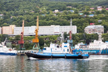 AVACHA BAY, KAMCHATKA PENINSULA, RUSSIA - 16 AĞUSTOS 2018: Gezegendeki en büyük hangarlardan biri, dünyadaki herhangi bir gemiyi alabilecek kapasitede..