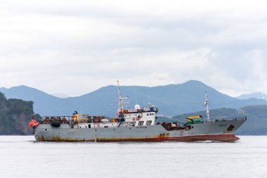 AVACHA BAY, KAMCHATKA PENINSULA, RUSSIA - 16 AĞUSTOS 2018: Gezegendeki en büyük hangarlardan biri, dünyadaki herhangi bir gemiyi alabilecek kapasitede..