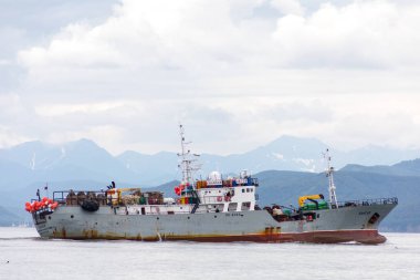AVACHA BAY, KAMCHATKA PENINSULA, RUSSIA - 16 AĞUSTOS 2018: Gezegendeki en büyük hangarlardan biri, dünyadaki herhangi bir gemiyi alabilecek kapasitede..