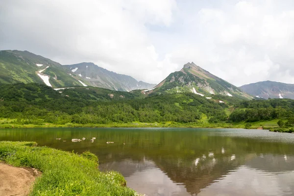 Vachkazhets sıradağları, Kamçatka Yarımadası, Rusya. Bunlar, birkaç parçaya ayrılan güçlü bir patlamanın sonucu olarak bölünmüş antik bir volkanın kalıntıları. Bölgesel öneme sahip doğal bir anıt