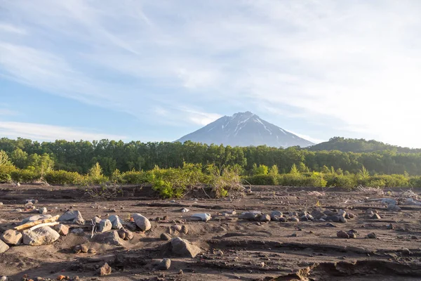 Koryaksky volkanı, Kamçatka yarımadası, Rusya. Petropavlovsk-Kamchatsky şehrinin 35 km kuzeyinde aktif bir volkan. Mutlak yükseklik deniz seviyesinden 3430 metre yüksekliktedir..