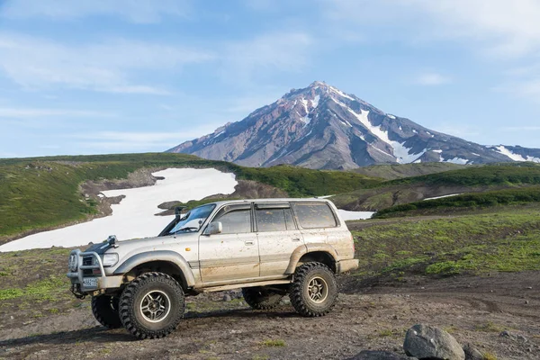KAMCHATKA PENINSULA, RUSSIA - 08 AĞUSTOS 2018: Bir volkanın arka planında Toyota Land Cruiser