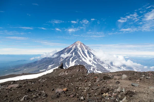 Koryaksky volkanı, Kamçatka yarımadası, Rusya. Petropavlovsk-Kamchatsky şehrinin 35 km kuzeyinde aktif bir volkan. Mutlak yükseklik deniz seviyesinden 3430 metre yüksekliktedir..