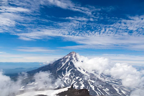 Koryaksky volkanı, Kamçatka yarımadası, Rusya. Petropavlovsk-Kamchatsky şehrinin 35 km kuzeyinde aktif bir volkan. Mutlak yükseklik deniz seviyesinden 3430 metre yüksekliktedir..